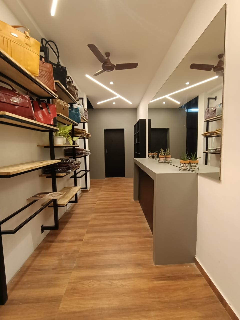 BUILD ARK INTERIORS AND BUILDERS THALASSERY